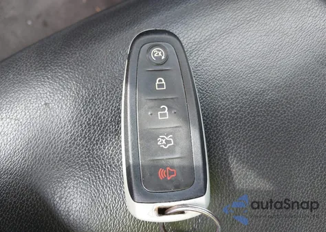 2017 Ford Escape Titanium z USA, uszkodzony, nr VIN 1FMCU9J92HUA73499